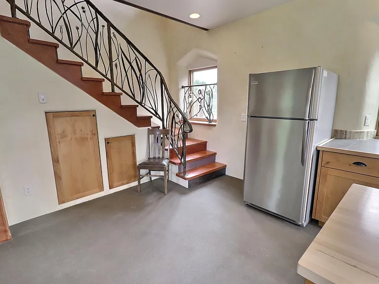 345 Niagara Ave — Photo 9