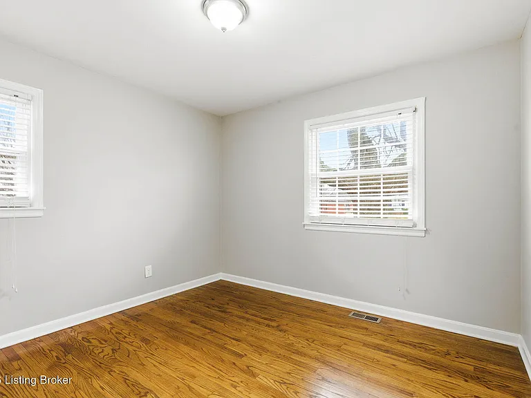 2403 Silverbrook Ave — Photo 23
