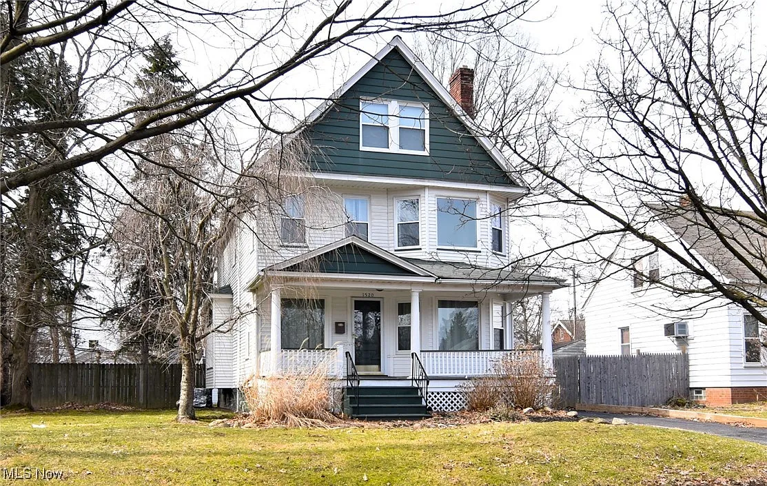 1520 Maple Rd photo 1