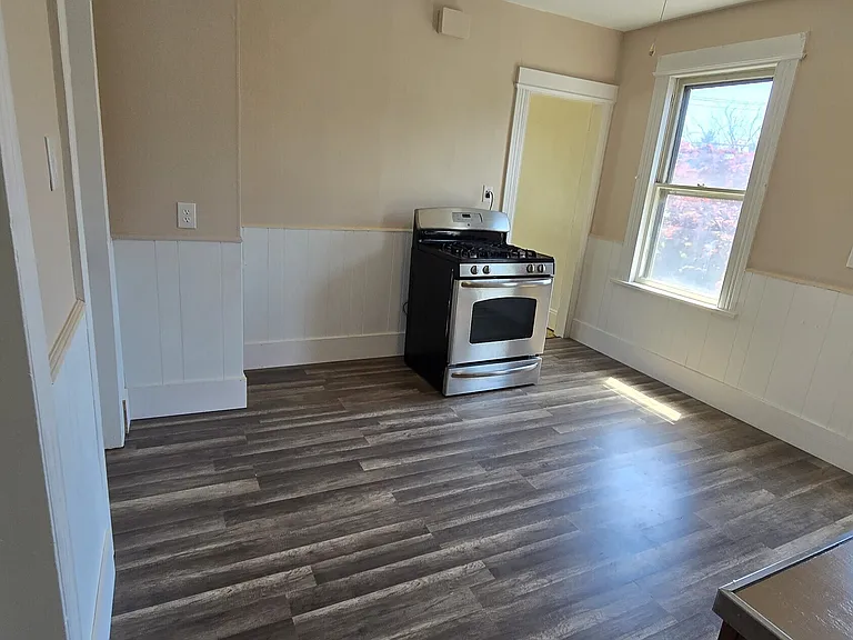 985 Huntington Rd — Photo 4