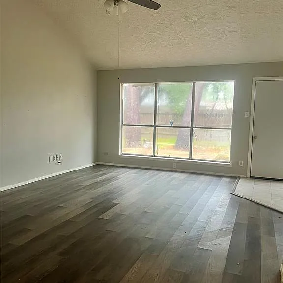 21006 Bridgeview Cir — Photo 2