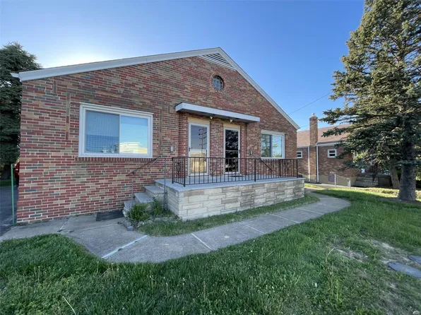 8741 Mackenzie Rd, Saint Louis, MO 63123