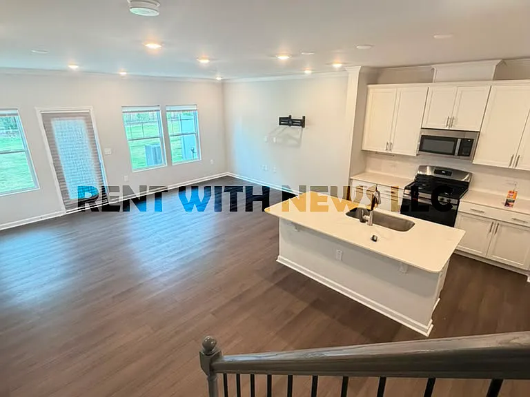 282 Paramount Dr — Photo 5