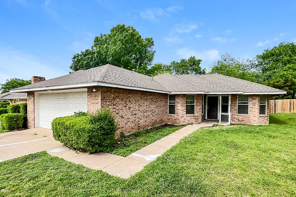 3 bed, 2.0 bath, 1251 sqft, $2,020 — Photo 1