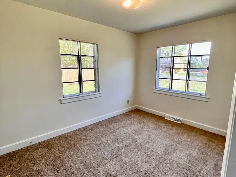 312 Elmhurst Rd — Photo 11
