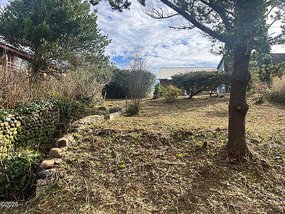 4th image of 137 SW Hurbert St