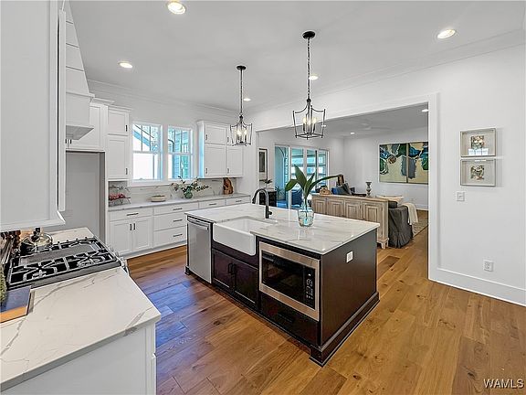 5th image of 606 Lansdowne Ave