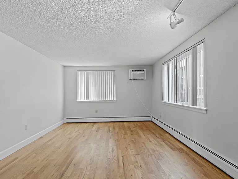 Lincoln Park Apartments — Photo 9