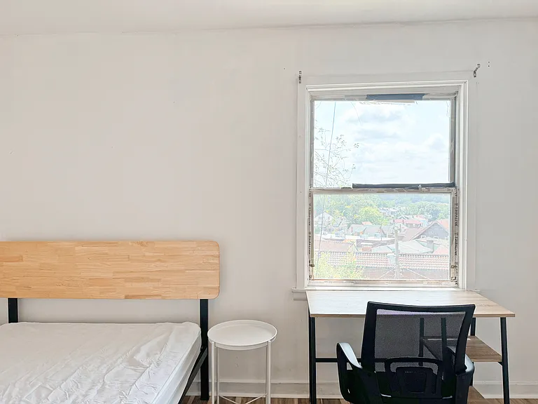 5737 Hobart St #6 — Photo 8