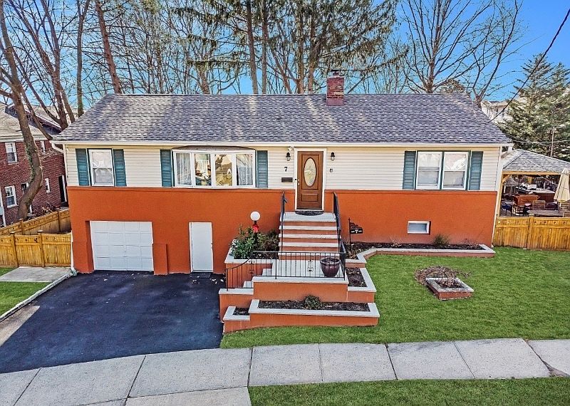 1st image of 7 Van Ness Ct #1