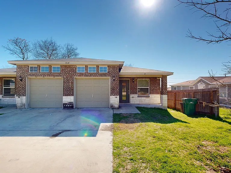 914 Ramblewood St #B — Photo 13