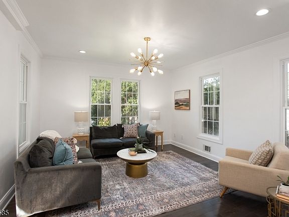 5th image of 8 Franklin Pl