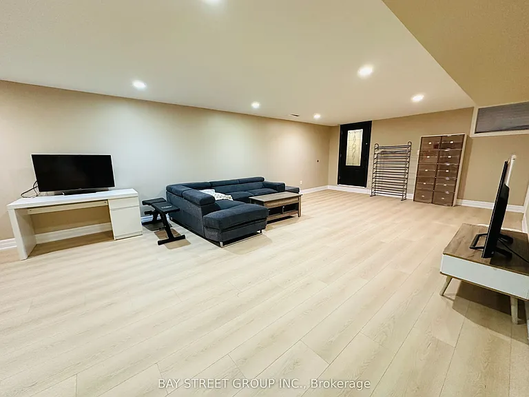 118 Fairglen Ave — Photo 4