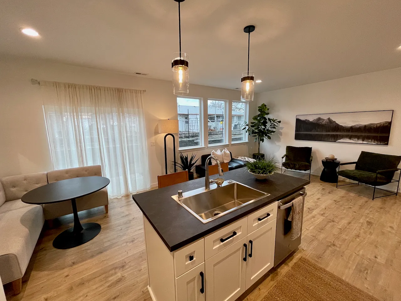 3 bed, 1580 sqft, $2,250 — Photo 2