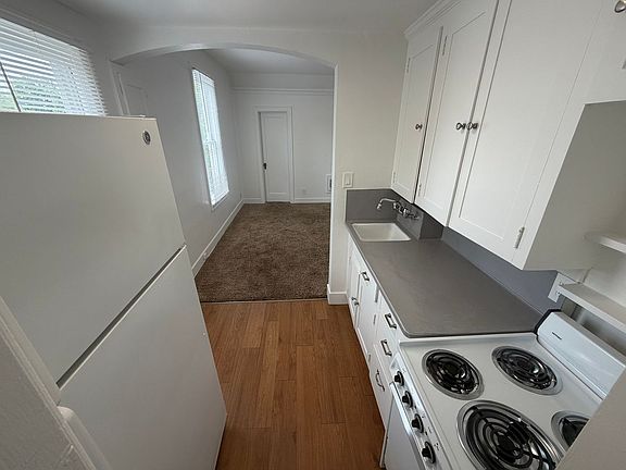 4th image of 1028 W Augusta Ave #4
