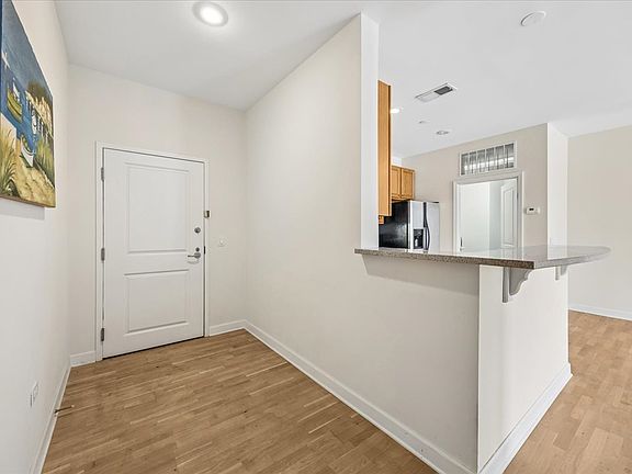 4th image of 1124 Lake St Unit 503