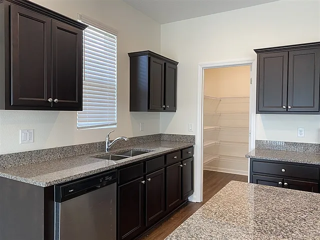 3 bed, 2.0 bath, 1641 sqft, $2,150 — Photo 3