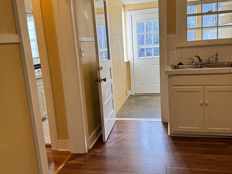 427 E Johnson St — Photo 13