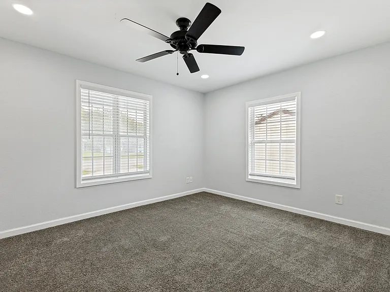 1110 N Ross Ave — Photo 10