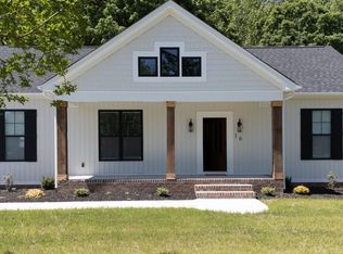 16 Oakland St, Kilmarnock, VA 22482