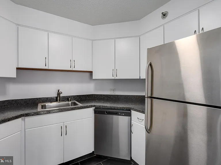 2020 Walnut St #29J — Photo 8