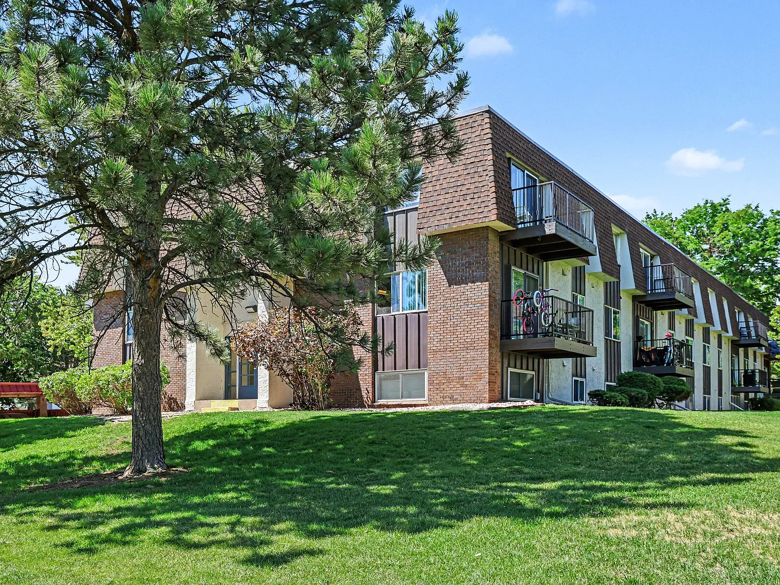 2 bed, 1.5 bath, 975 sqft, $1,500 — Photo 3