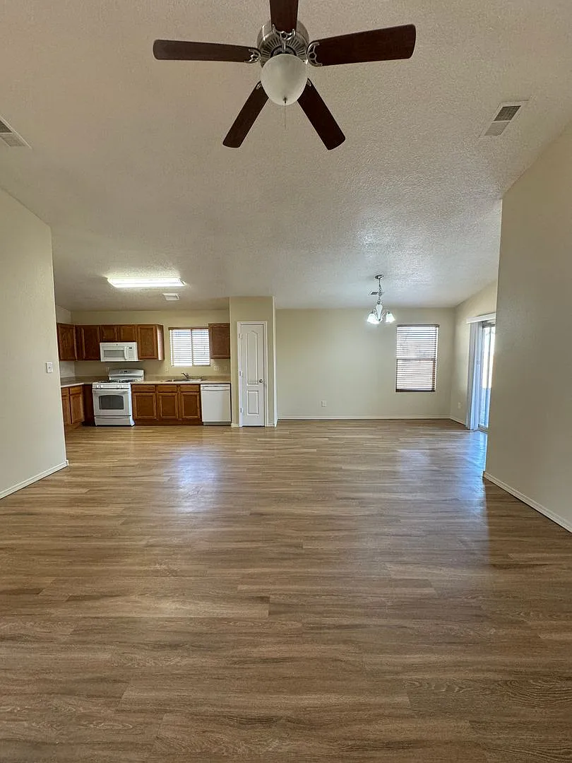 3 bed 2 bath home in Huning Ranch! — Photo 2