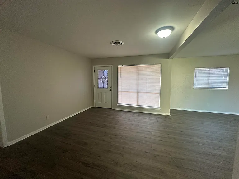 910 Van Horn St — Photo 3