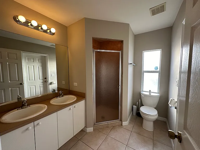 558 SE 5th Ave — Photo 9