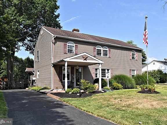 2nd image of 1031 Cardinal Rd