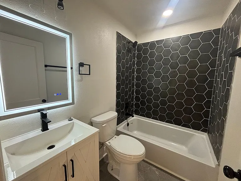 213 Kelly St — Photo 6