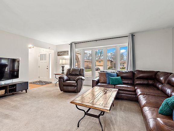 2nd image of 6639 Victoria Dr