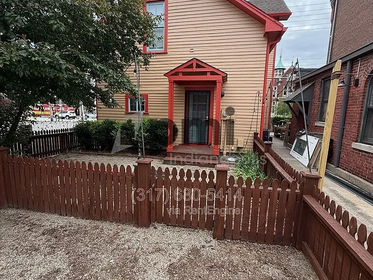 233 N East St — Photo 1