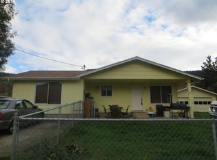 1094 Cornutt St, Myrtle Creek, OR 97457