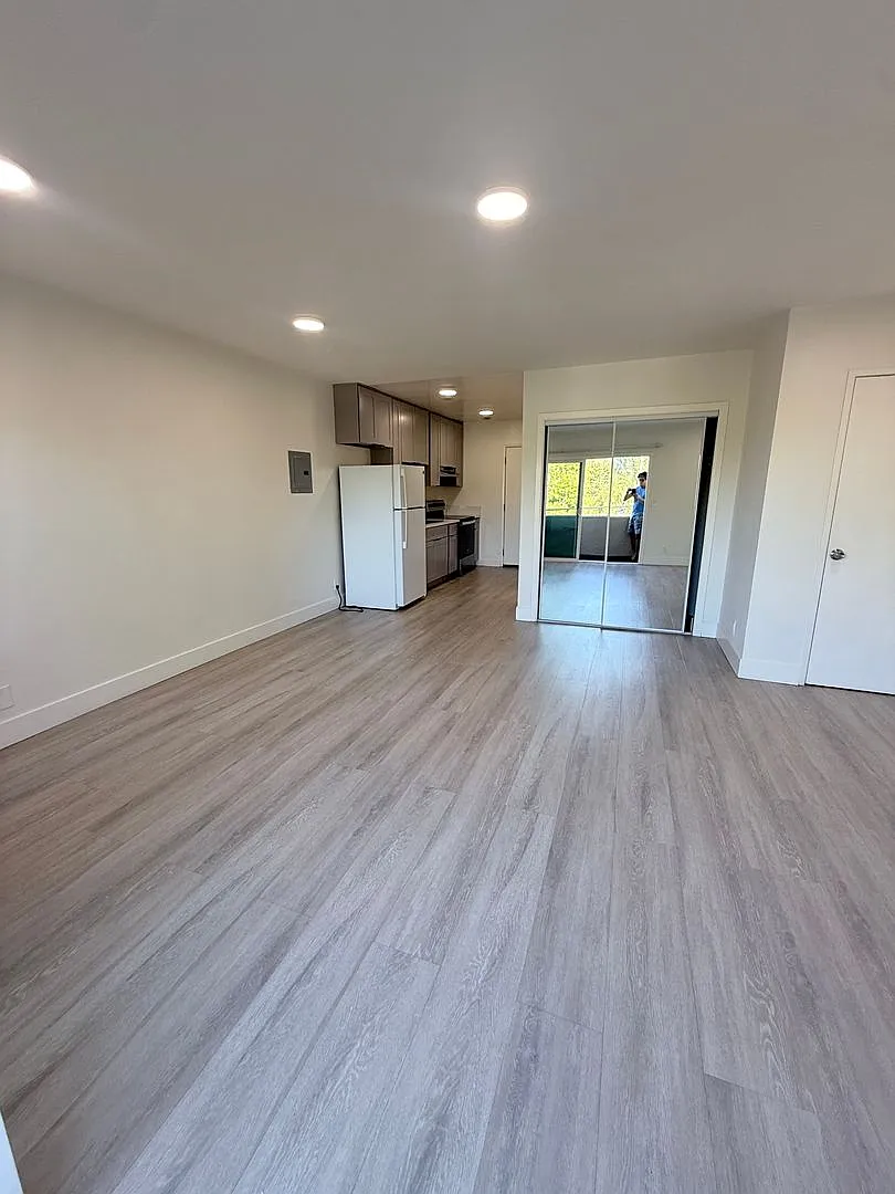1 Month Free! Renovated Units in Central Van Nuys — Photo 4