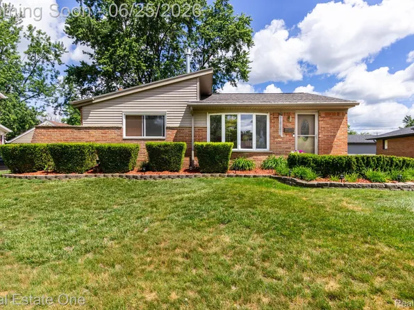 220 Winry Dr, Rochester Hills, MI 48307