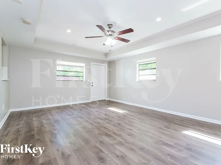 1389 Meadowbrook Dr — Photo 7