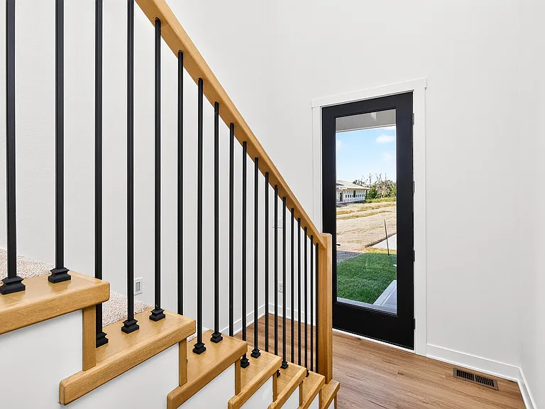 1100 NW Sproul Dr — Photo 3