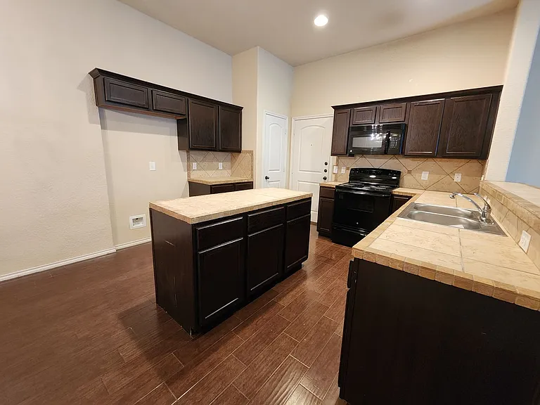 712 Creekside Cir — Photo 12