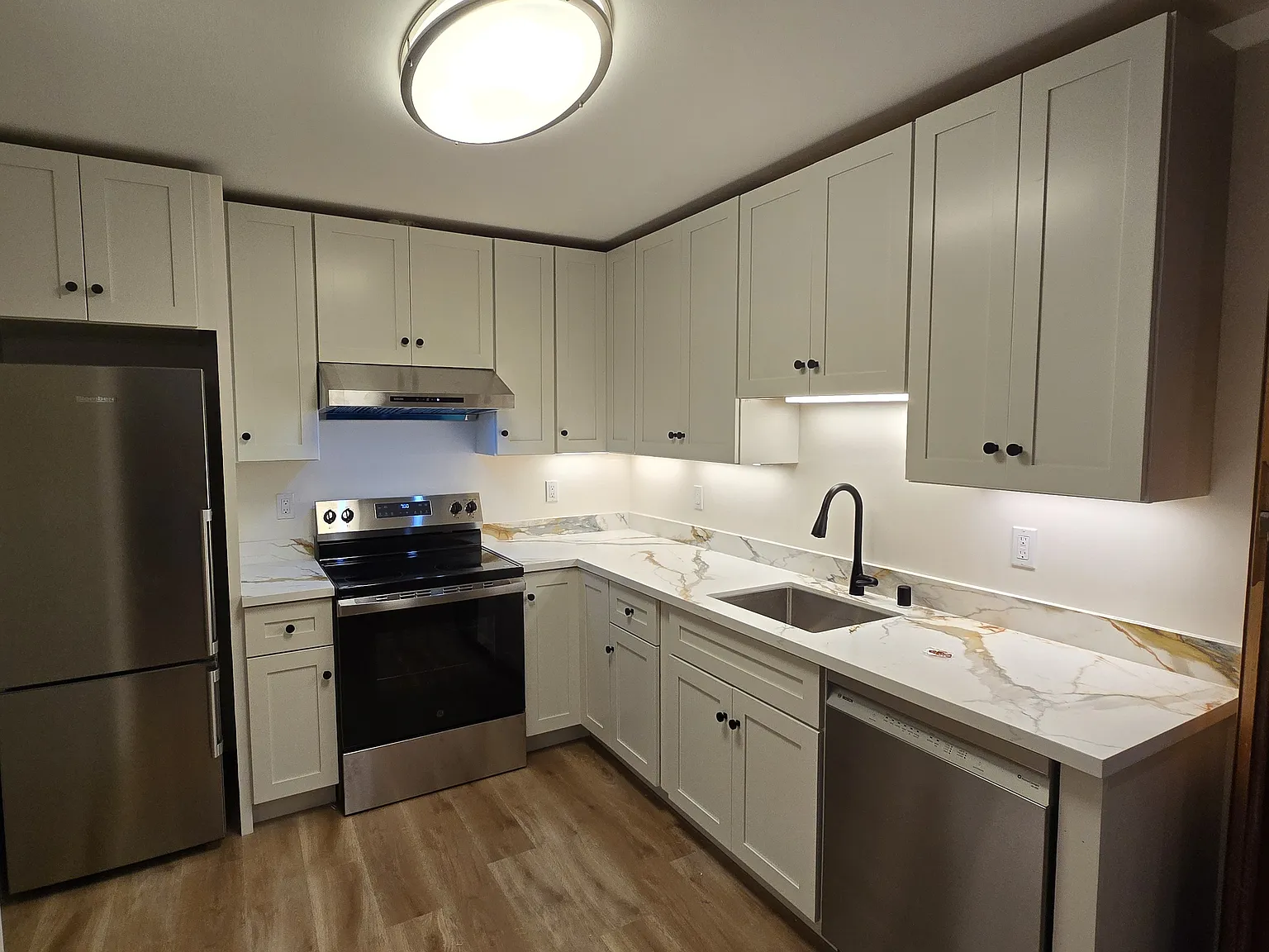 1 bed, 1.0 bath, 700 sqft, $4,000 — Photo 2