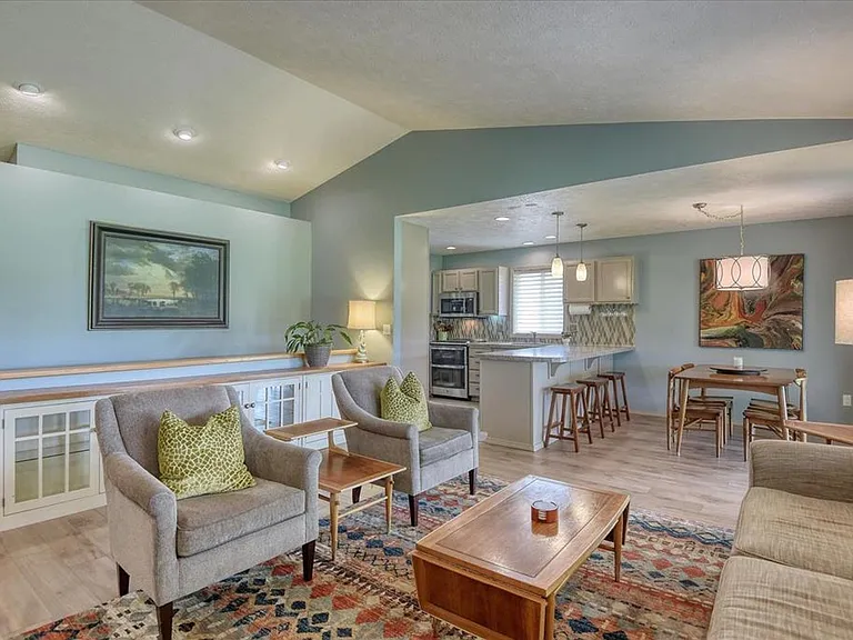 311 S Calvin Ln — Photo 3