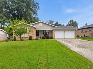 1521 Polaris Dr, Ballwin, MO 63011