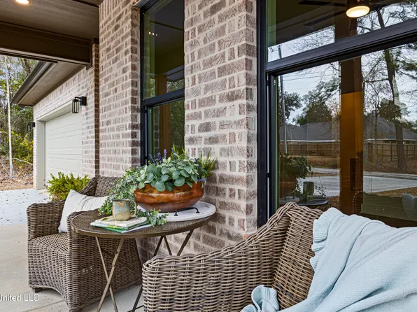 1712 Pelican Ave, Ocean Springs, MS 39564