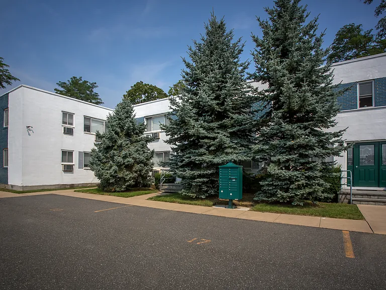 Fairfield At Amityville Village — Photo 8