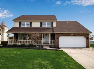 18 Greenbriar Dr, Lancaster, NY 14086
