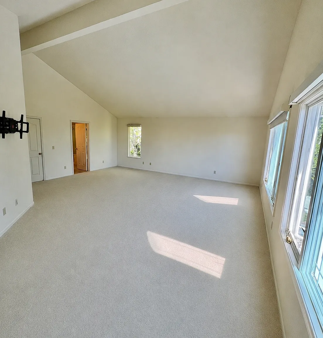 4 bed, 3349 sqft, $6,950 — Photo 3