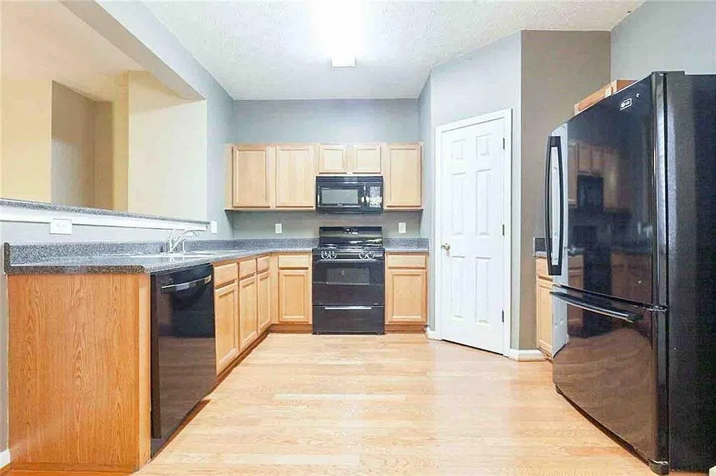 3 bed, 2.5 bath, 1736 sqft, $1,950 — Photo 3