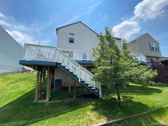 3rd image of 10235 Meadow Crest Ct