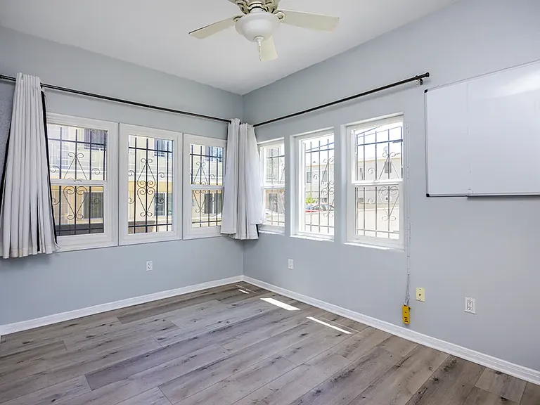 1220 W 27th St — Photo 30