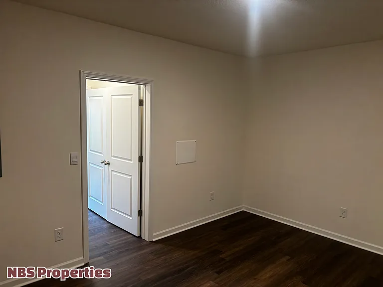 935 Utopia Ln — Photo 11
